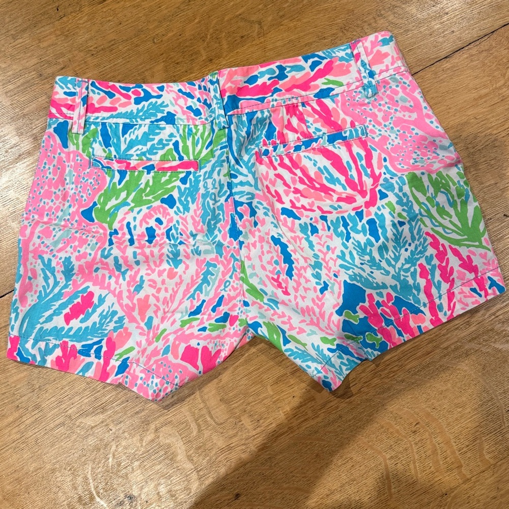Lilly Pulitzer. Holy Grail Pinks blues  Patterned Shorts. Let's Cha Cha.  Size 8 - Picture 9 of 9